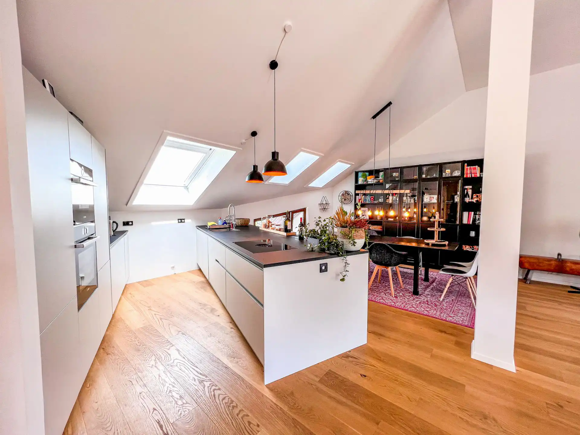 Moderne Dachgeschosswohnung mit offener Küche und Essbereich in Stuttgart.