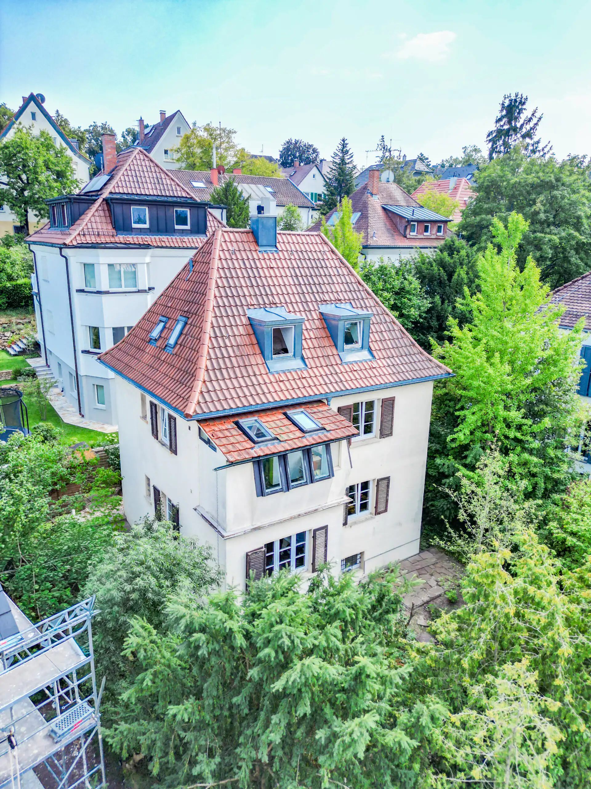 Hochwertiges Mehrfamilienhaus in Stuttgart mit Garten und Dachterrasse.