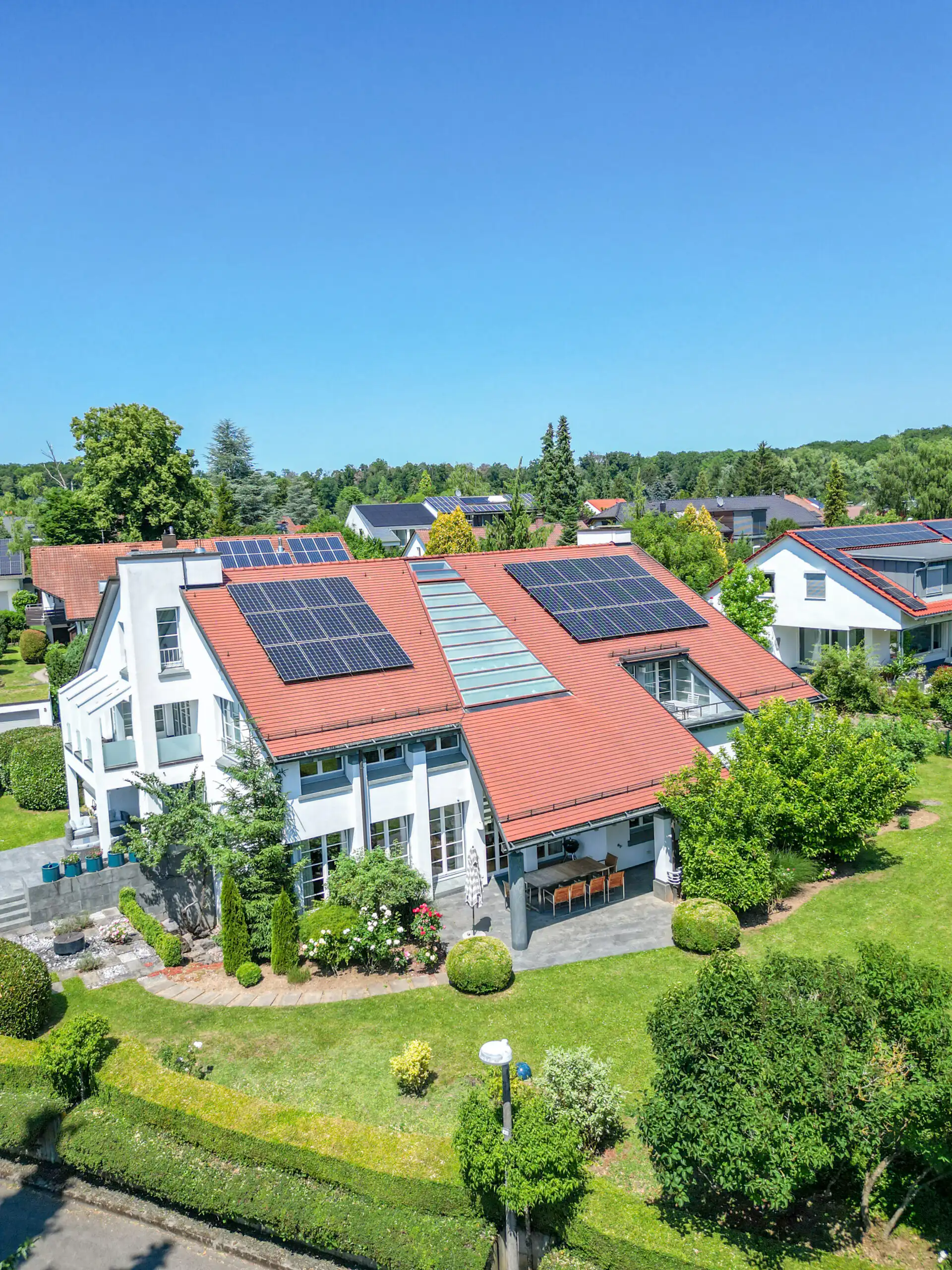 Modernes Haus mit Solaranlagen auf dem Dach in Stuttgart.