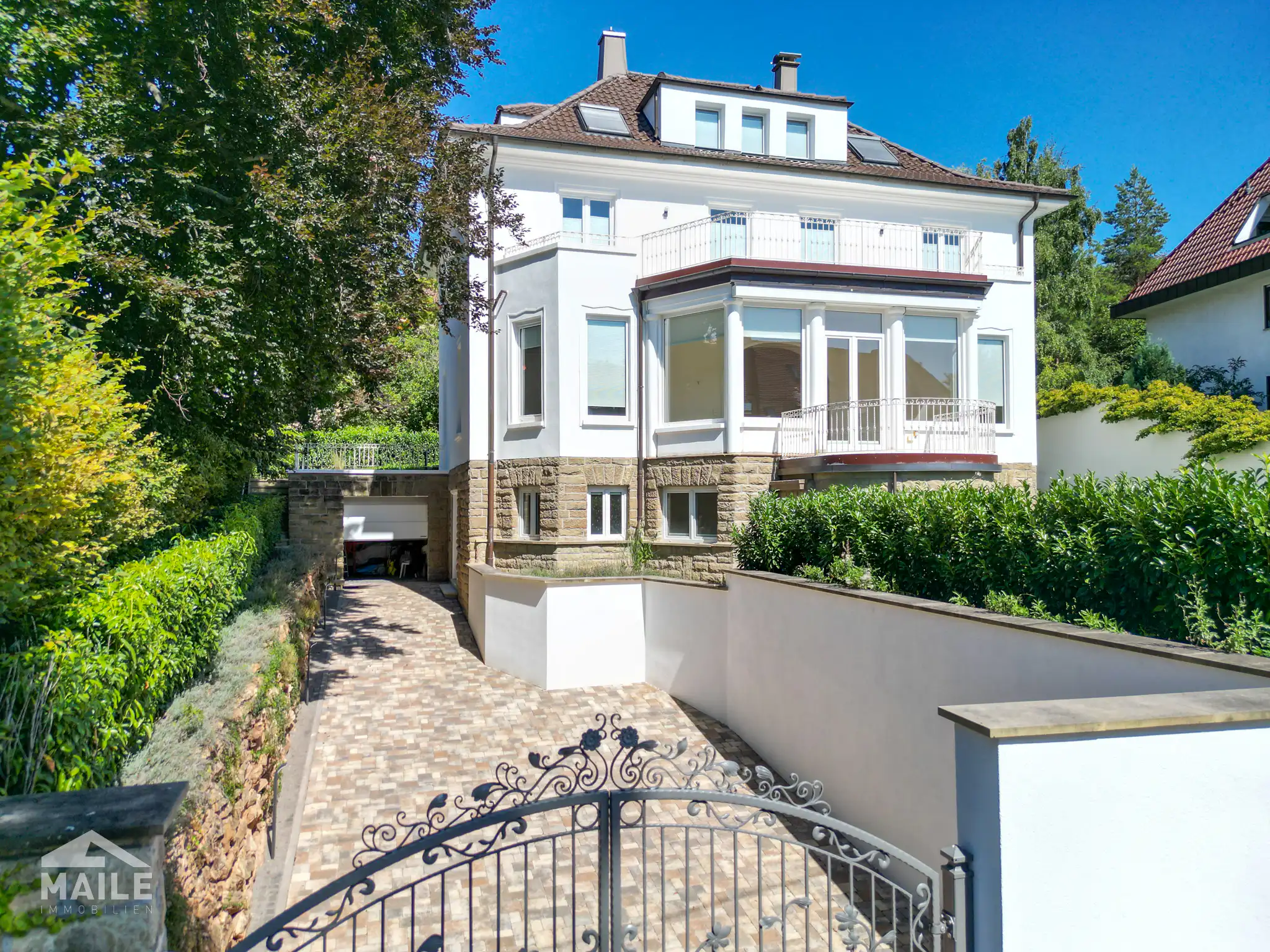 Hochwertiges Mehrfamilienhaus in Stuttgart mit Garten und Garage.