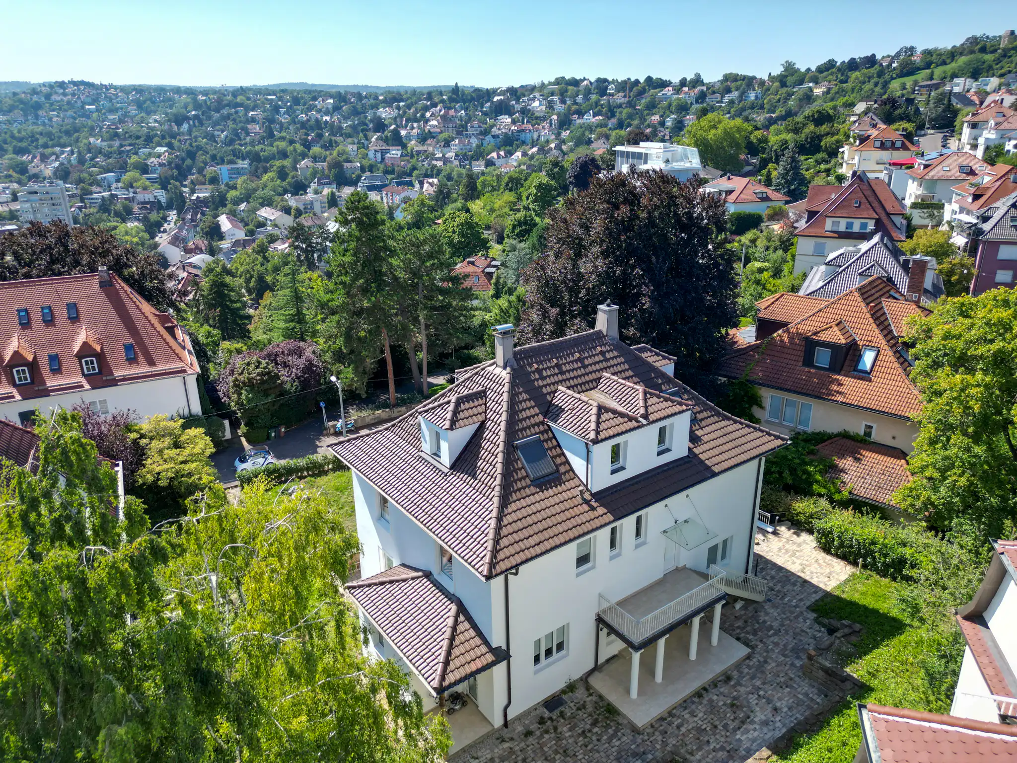 Häuser in Stuttgart mit grünem Umfeld und Stadtblick.