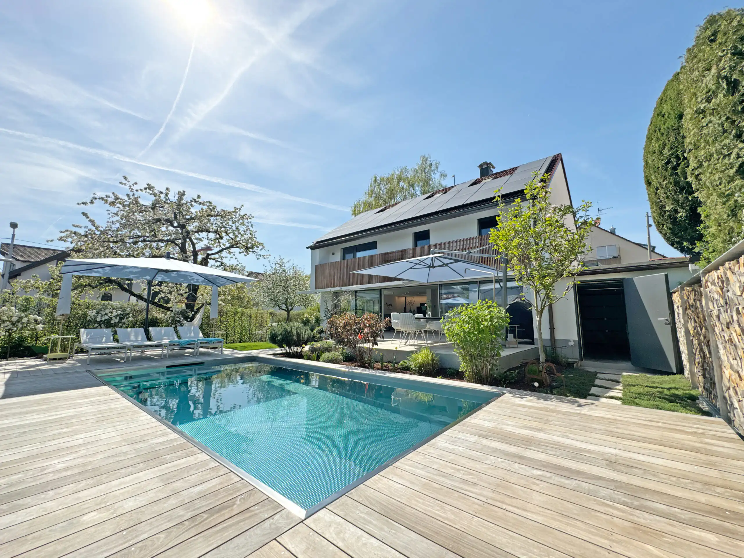 Modernes Haus mit Swimmingpool und Garten in Stuttgart.