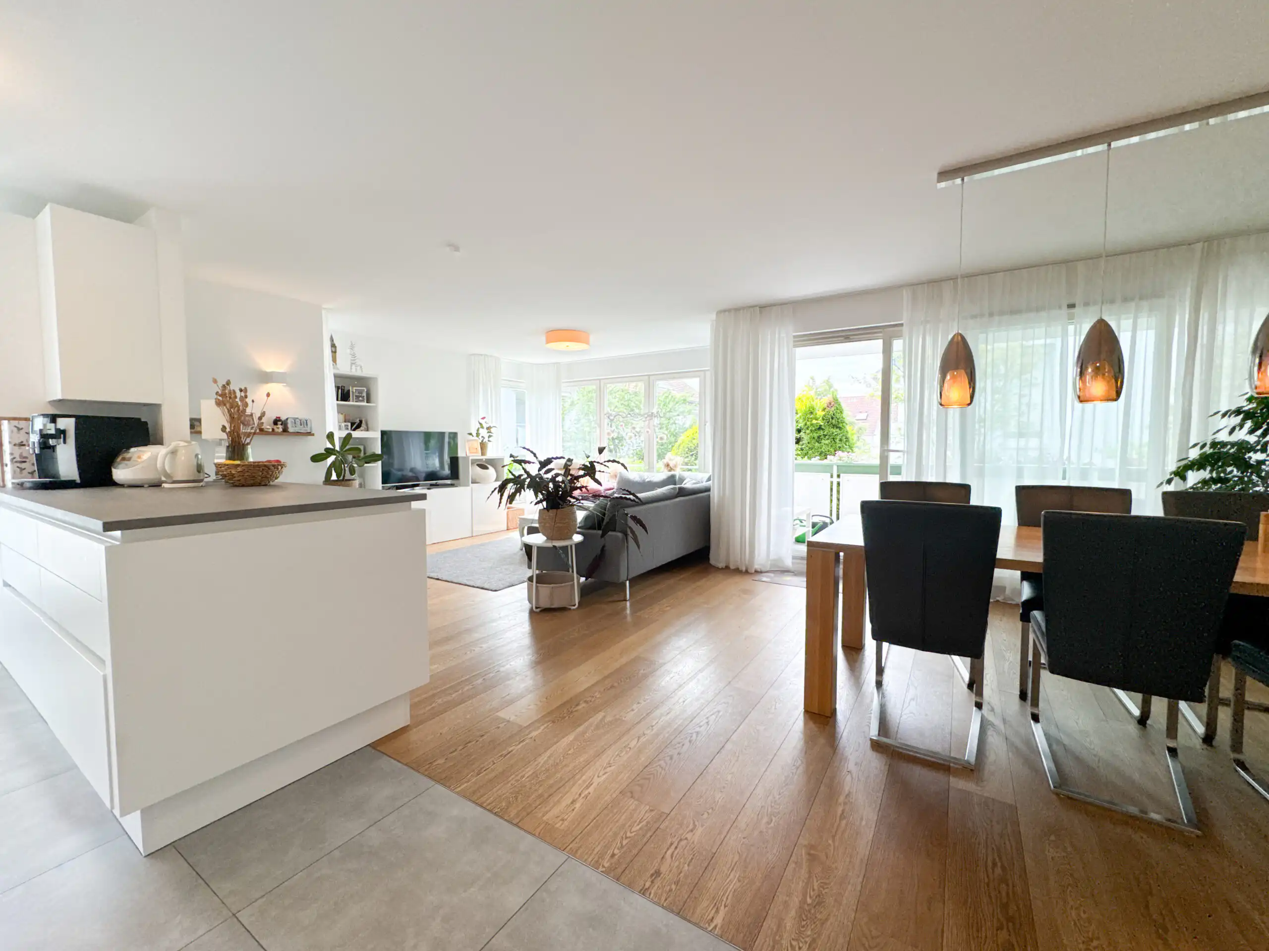 Moderne, helle Wohnung in Stuttgart mit offener Küche und Essbereich.