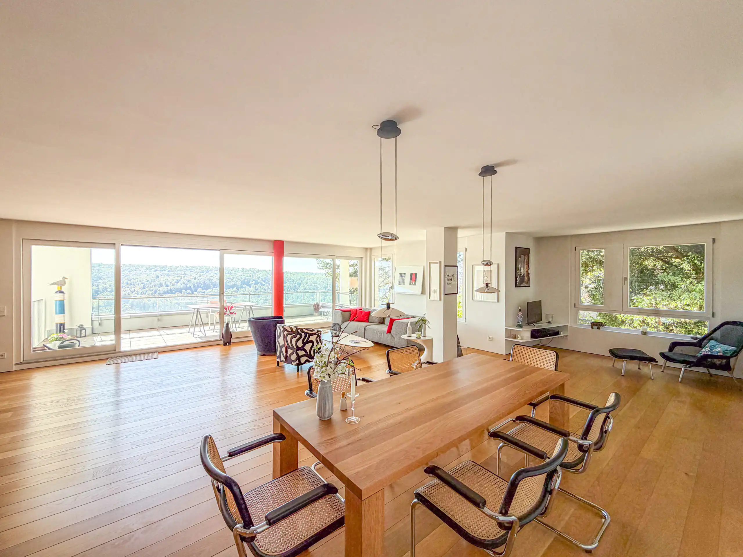 Moderne, helle Wohnung mit großem Balkon und Blick auf Stuttgart.
