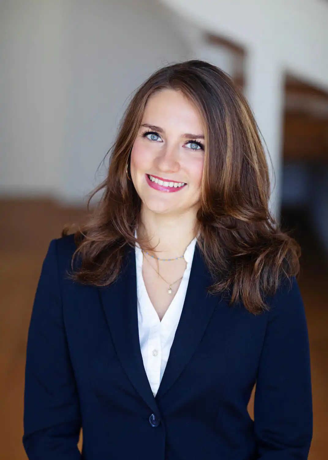 Professionelle Frau in Businesskleidung bei Immobilien in Stuttgart.