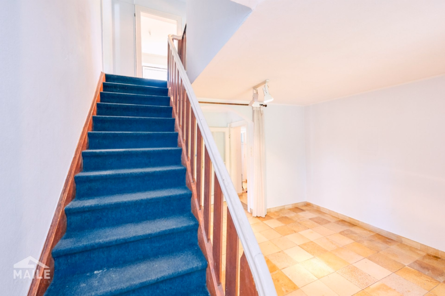Eingangsbereich + Treppe