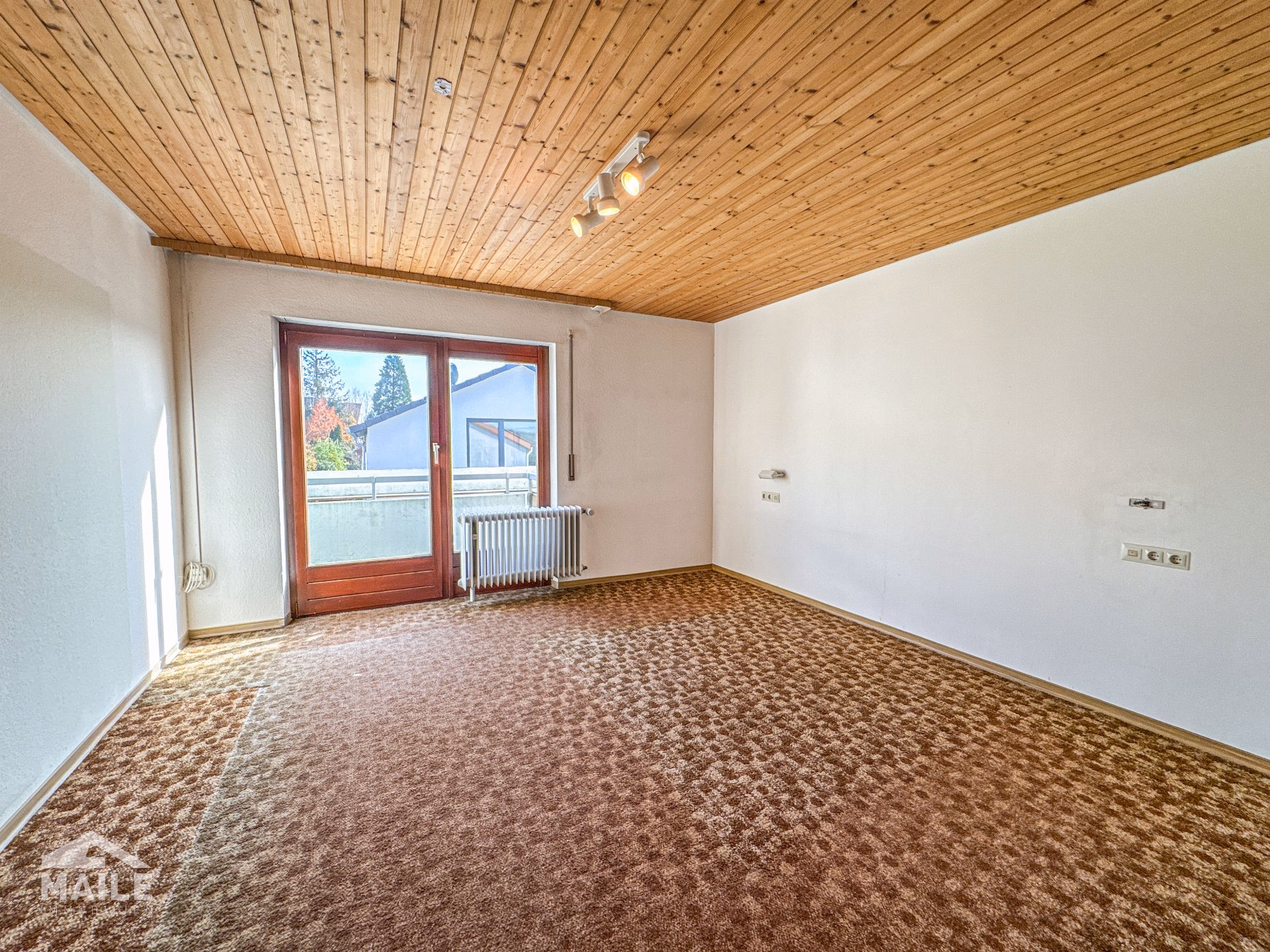 DG: Schlafzimmer 1 mit Zugang zum Balkon