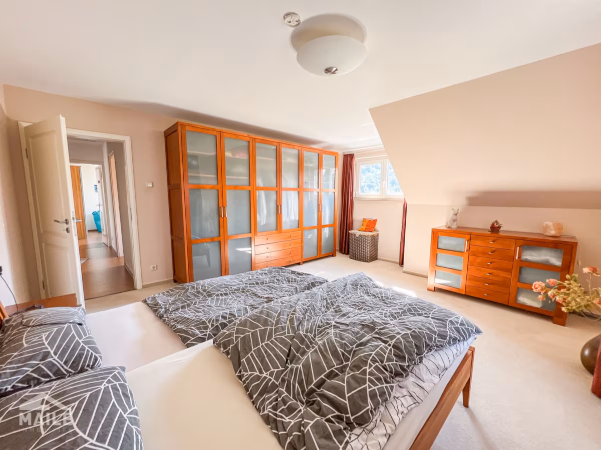 Schlafzimmer 1