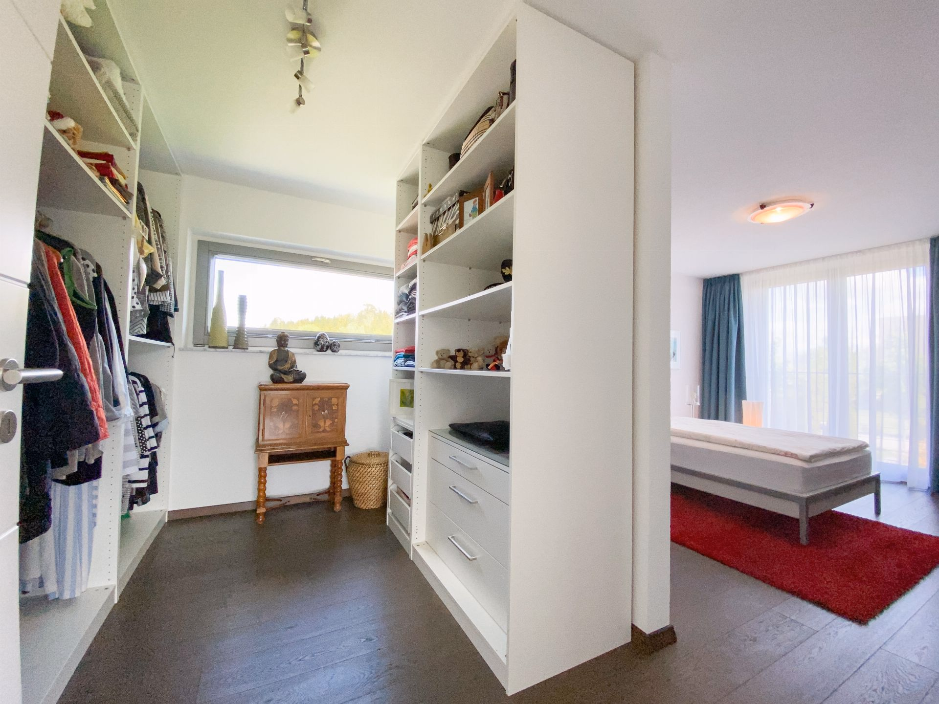 Schlafzimmer mit Ankleidebereich