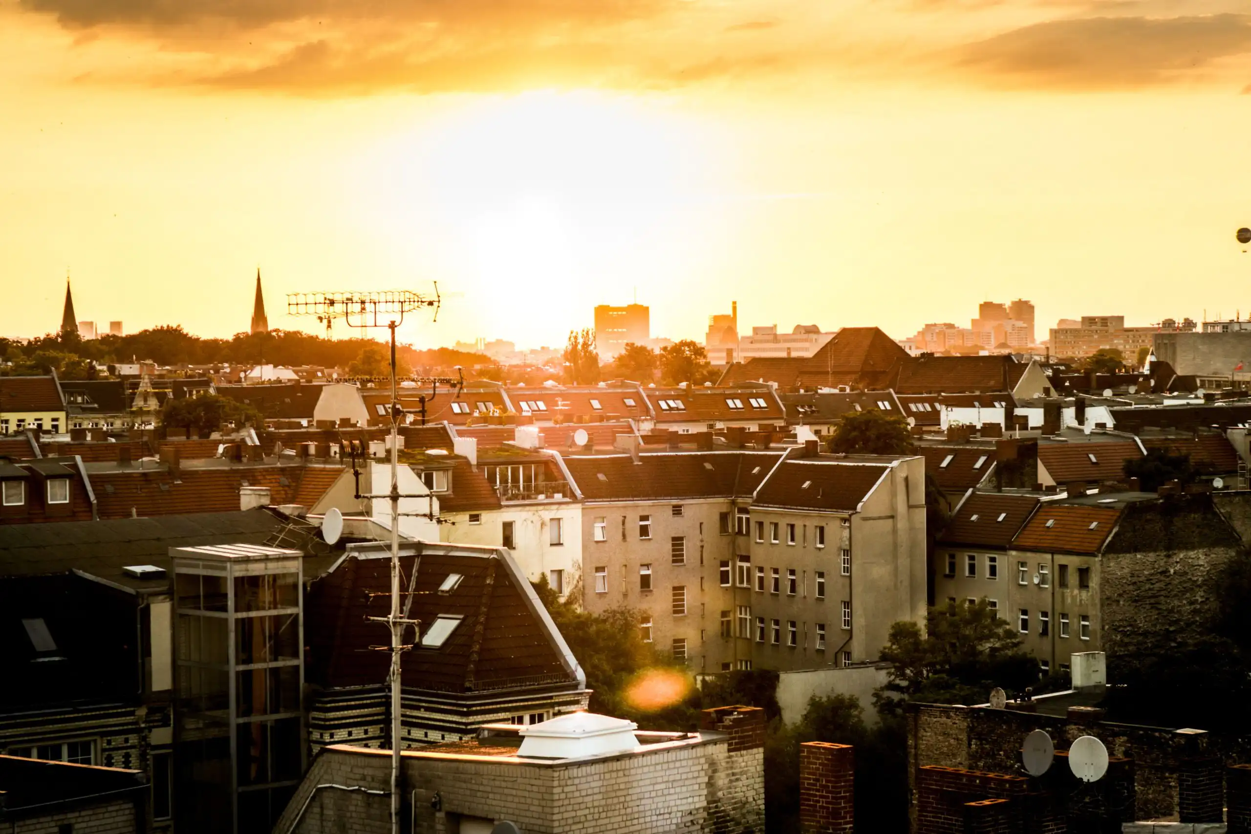 Stuttgarter Stadtblick bei Sonnenuntergang mit urbanen Gebäuden und Himmel.