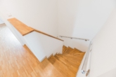 Treppenhaus - Helle und moderne 4,5-Zimmer Maisonettewohnung mit Balkon und Garage