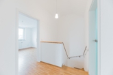 Treppenhaus - Helle und moderne 4,5-Zimmer Maisonettewohnung mit Balkon und Garage