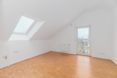 Schlafzimmer 3 mit Arbeitsbereich rechts - Helle und moderne 4,5-Zimmer Maisonettewohnung mit Balkon und Garage