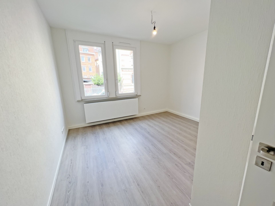 Kernsaniert und mit praktischem Grundriss überzeugt diese 3 Raum Wohnung high quality mit Einbauküche