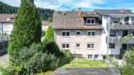 Familienfreundliches 1-3 Familienhaus in ruhiger Lage mit Garten und 3 Garagen - Hausansicht Hinten