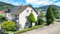 Hausansicht Seite - Familienfreundliches 1-3 Familienhaus in ruhiger Lage mit Garten und 3 Garagen