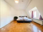 Großzügige 2,5- Zimmerwohnung mit EBK und Balkon und schönem Ausblick! - Schlafzimmer